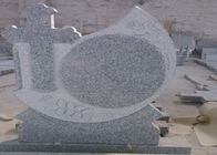 Grauer Granit-Erinnerungsgrundsteine über einer 90 Grad-polierten Oberfläche