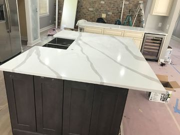 Quarz-feste Oberflächenweiße Küche Steincountertops
